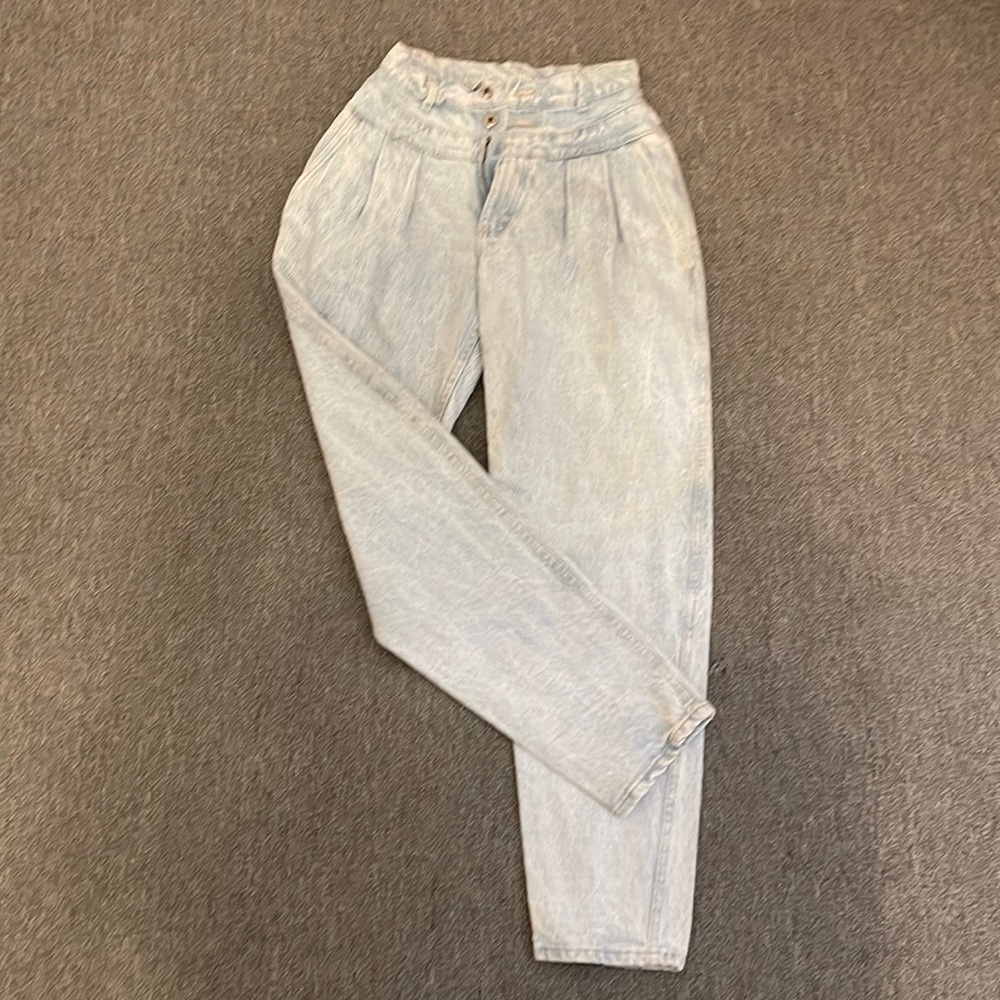 Vintage womens Lee jeans high waisted pleated light washed mom style 

Size 9